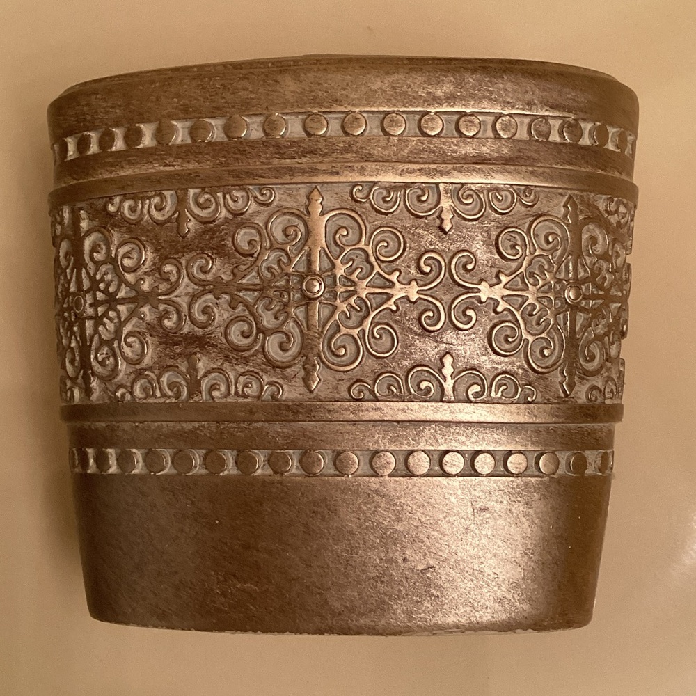 Elegant Home tooth brush holder Bath Accessory in Gold by Raymond Waites - Picture 3 of 9